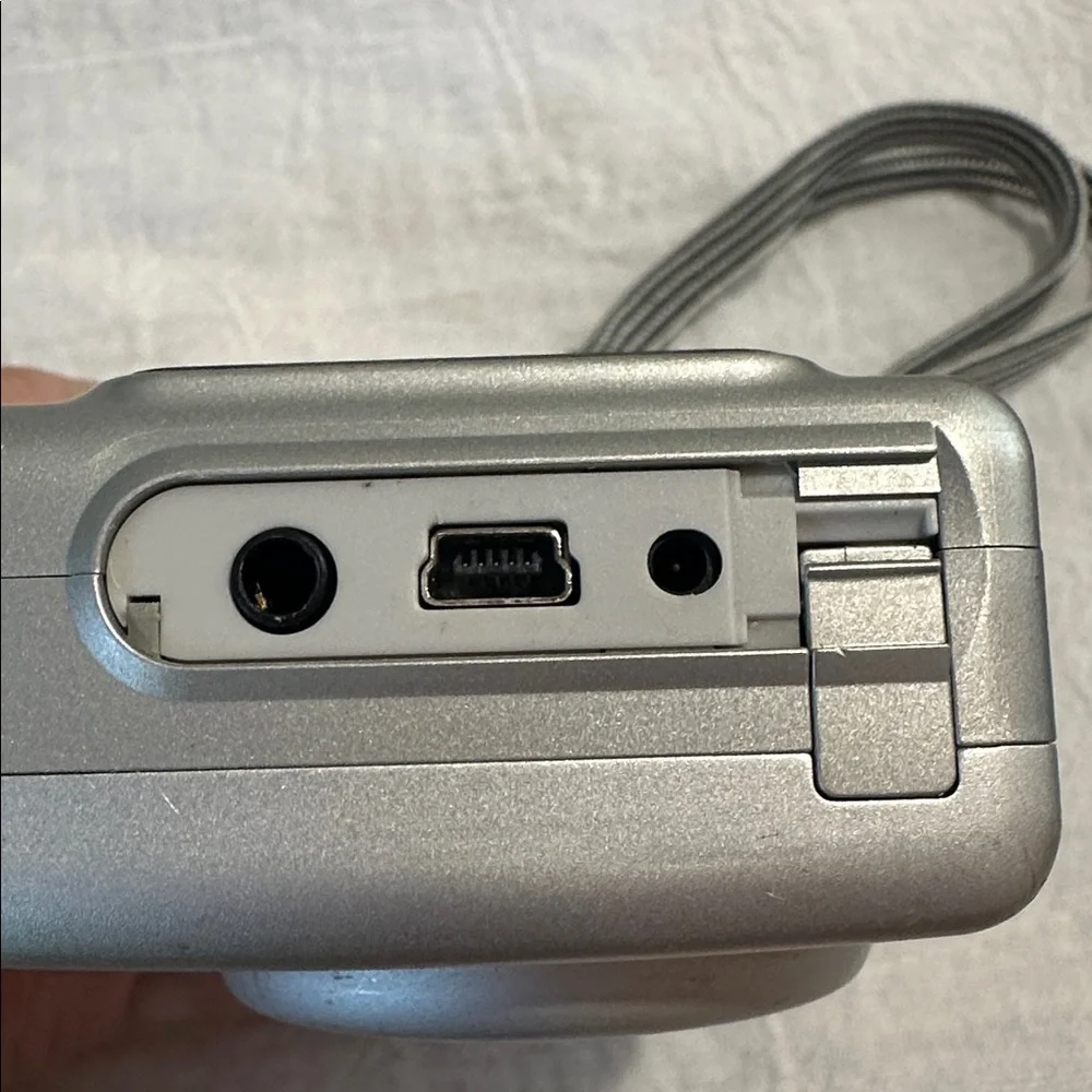 Canon PowerShot A520 Digital Camera 4.0 MP Silver PARTS ONLY ISSUE WITH SHUTTER